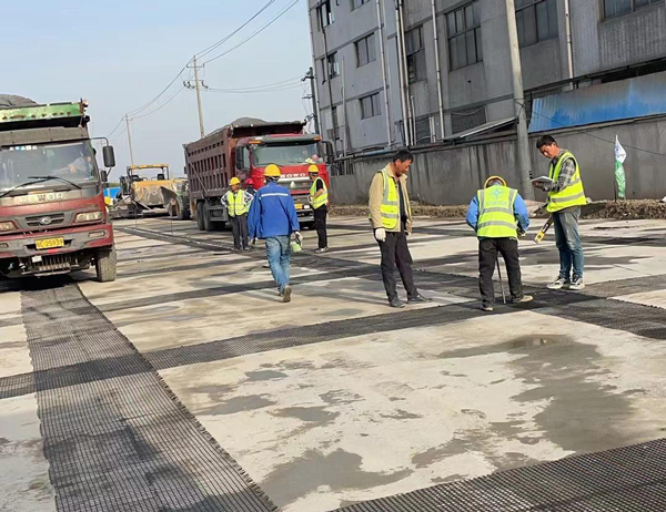 白沙老材料的新故事：玻璃纤维土工格栅如何在‘白改黑’浪潮中重获新生？