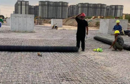 白沙土工格栅铺设前地基要怎么处理？